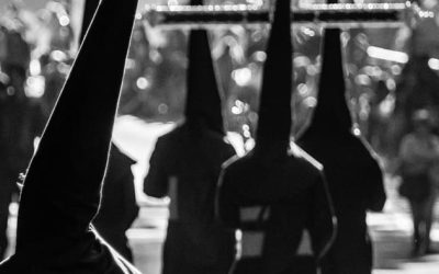 Cuando los comercios anuncian la llegada de la Semana Santa